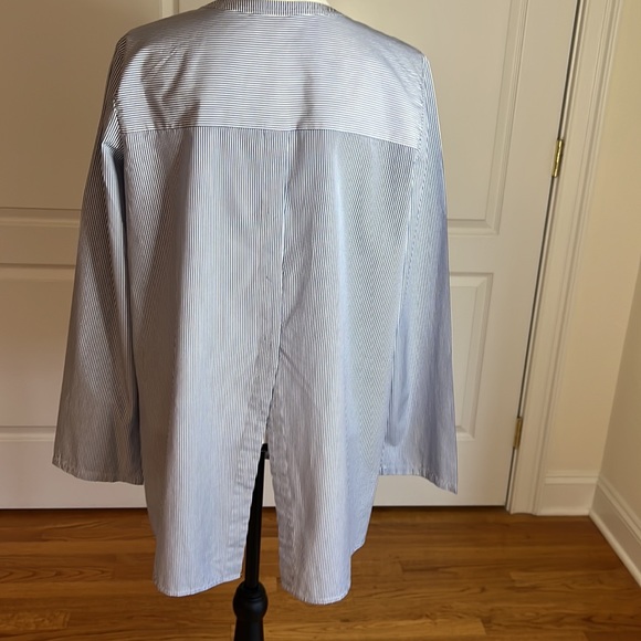 Theory light blue pinstriped cotton tunic with button back slit opening NWOT - Picture 3 of 10